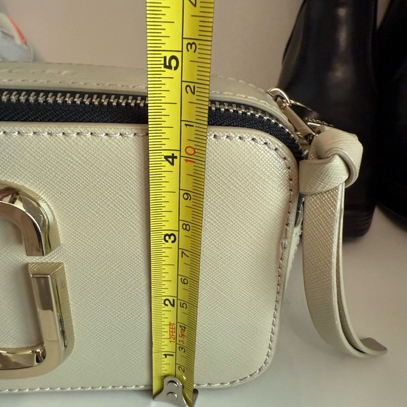 Marc Jacobs Beige Crossbody Bag with Gold Accents - Picture 12 of 15